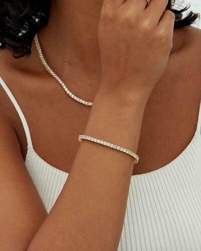 Woman wearing a gold necklace and bracelet